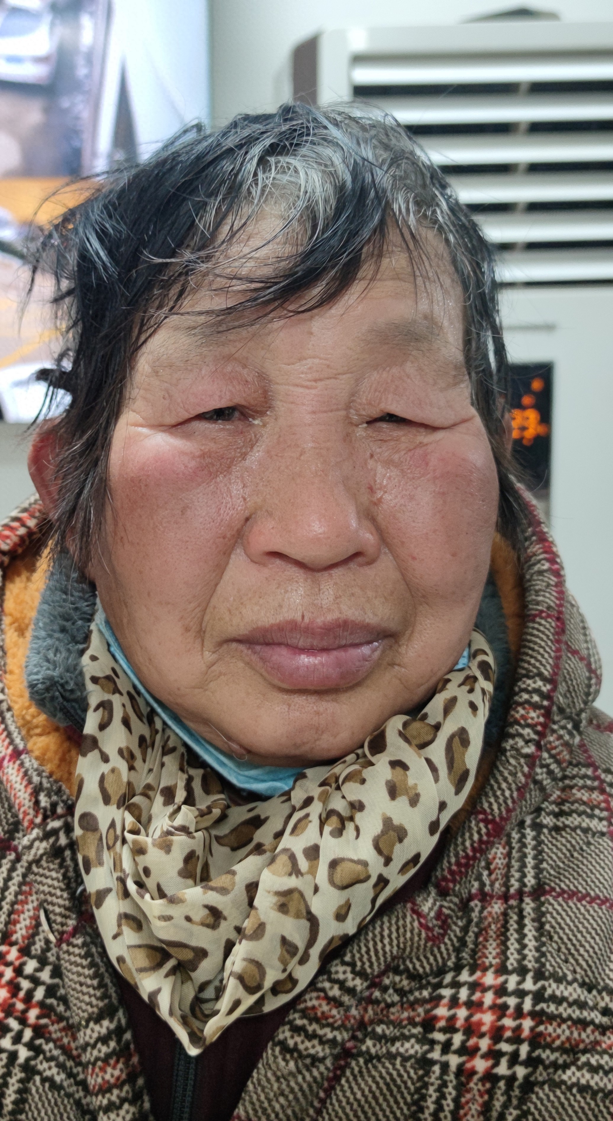 走失者照片 聊城市寻亲：六旬老太被救助，穿格纹...