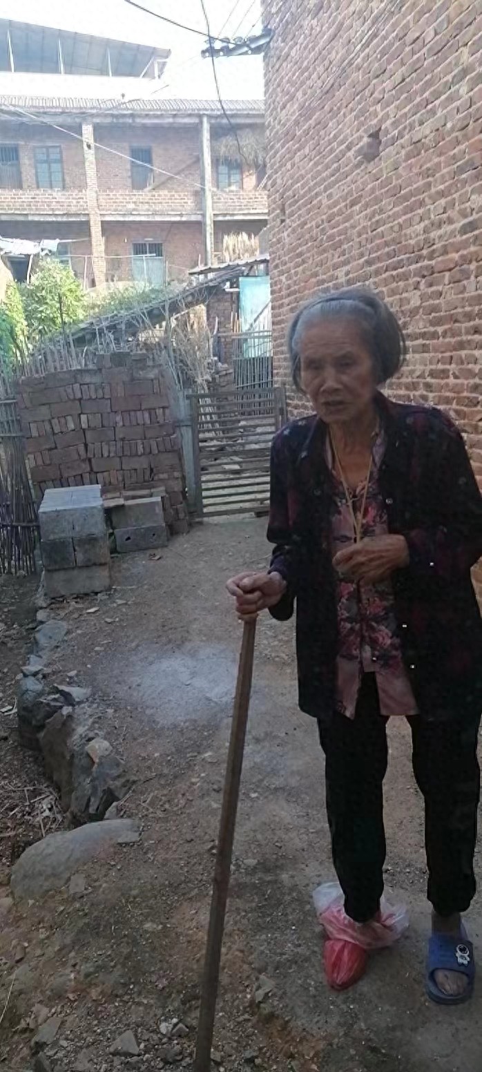 走失者照片 衡阳市急寻：八旬老太走失，穿红色毛...