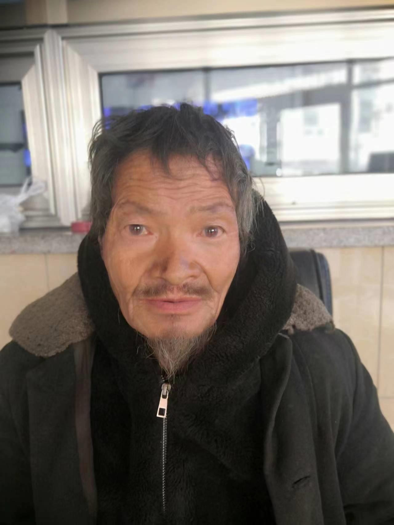 走失者照片 张家口市寻亲：六旬老人被救助，穿黑...
