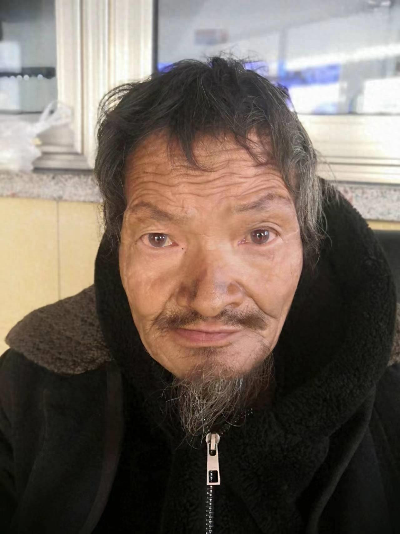 走失者照片 张家口市寻亲：六旬老人被救助，穿黑...