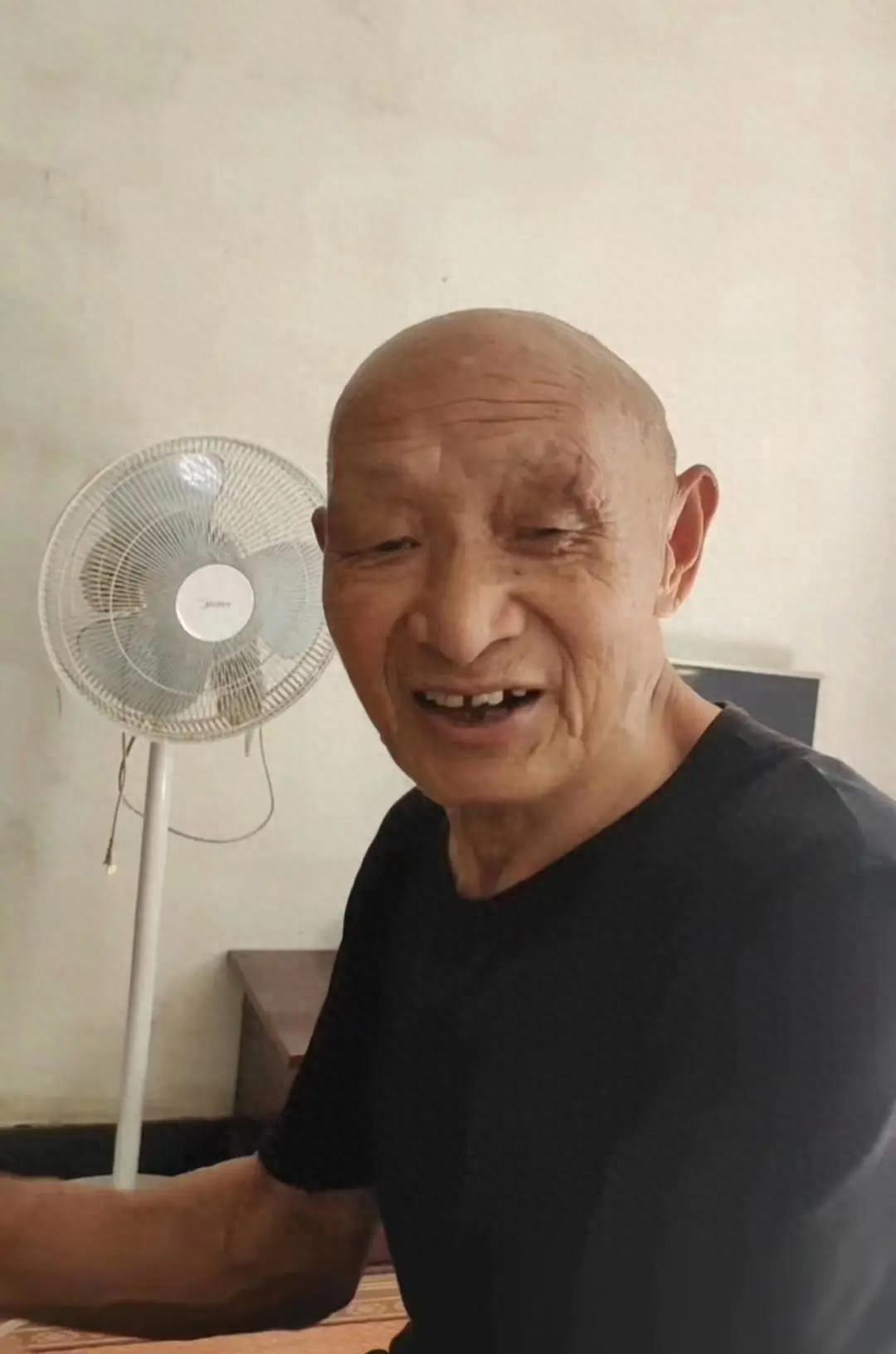走失者照片 上饶市急寻：八旬老人走失，穿黑色棉...
