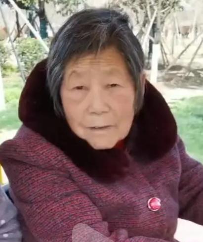 走失者照片 周口市急寻：八旬老太走失，穿蓝底白...