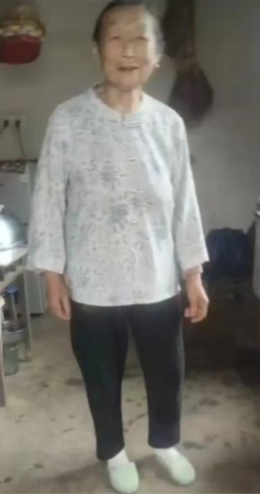 走失者照片 铜陵市寻人：八旬老太走失，穿白底印...