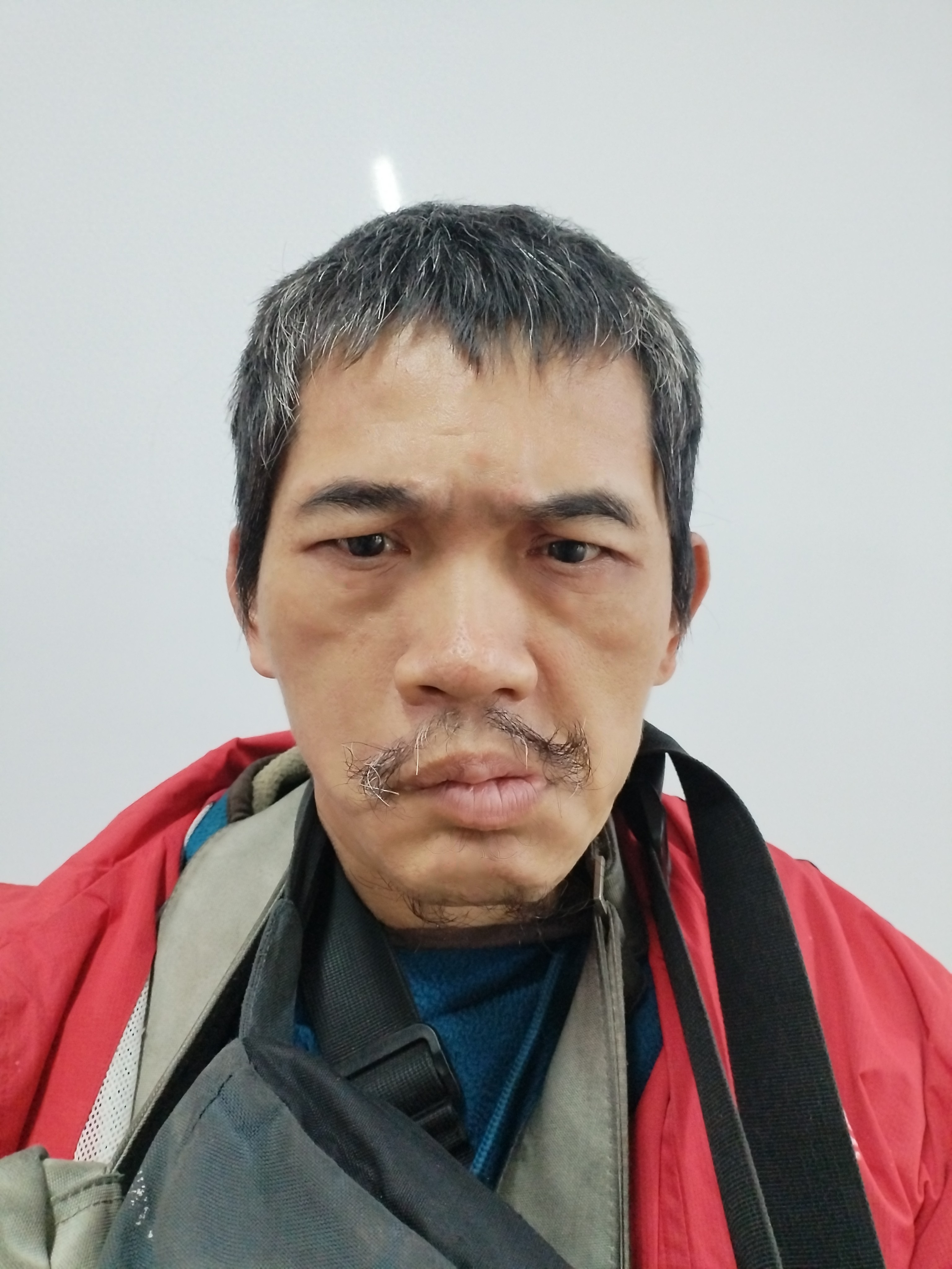 走失者照片 佛山市寻亲：五旬男子被救助，穿红色...
