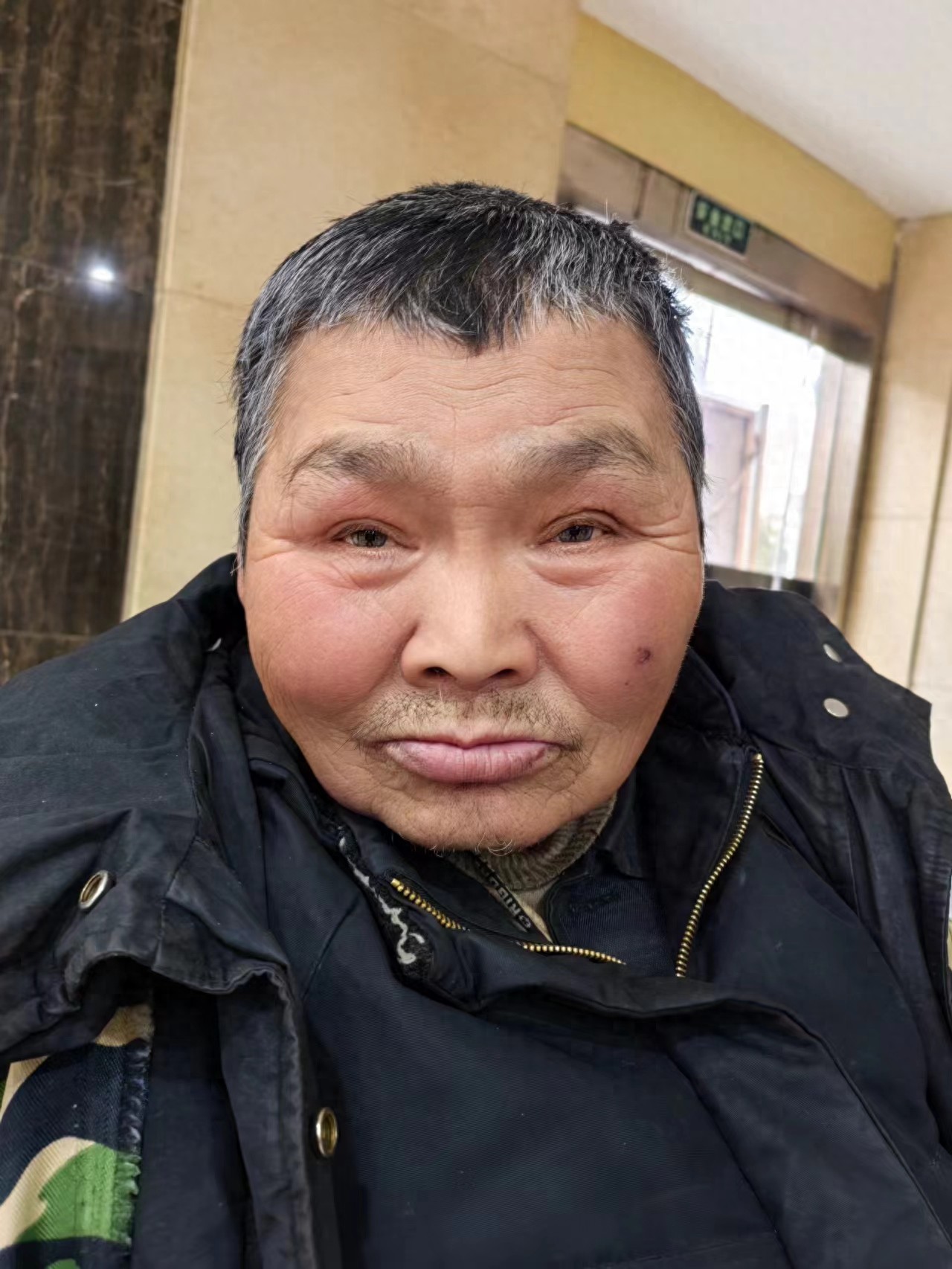 走失者照片 西安市寻亲：五旬男子被救助，穿黑色...