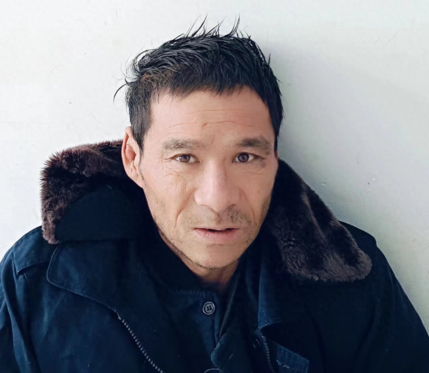 走失者照片 石家庄市寻亲：五旬男子被救助，穿黑...