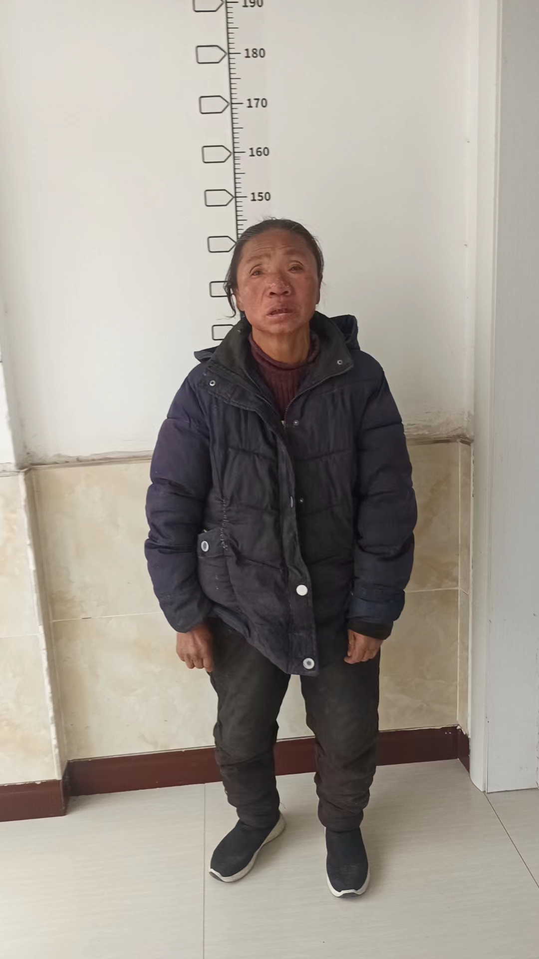 走失者照片 阜阳市寻亲：五旬女子被救助，穿深蓝...