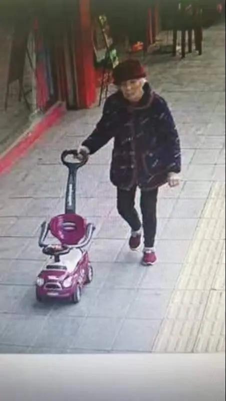 走失者照片 成都市简阳市急寻：七旬老太走失，戴...