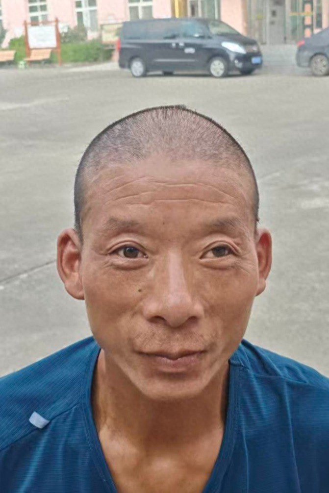 走失者照片 南阳市寻亲：中年男子被救助，穿白色...