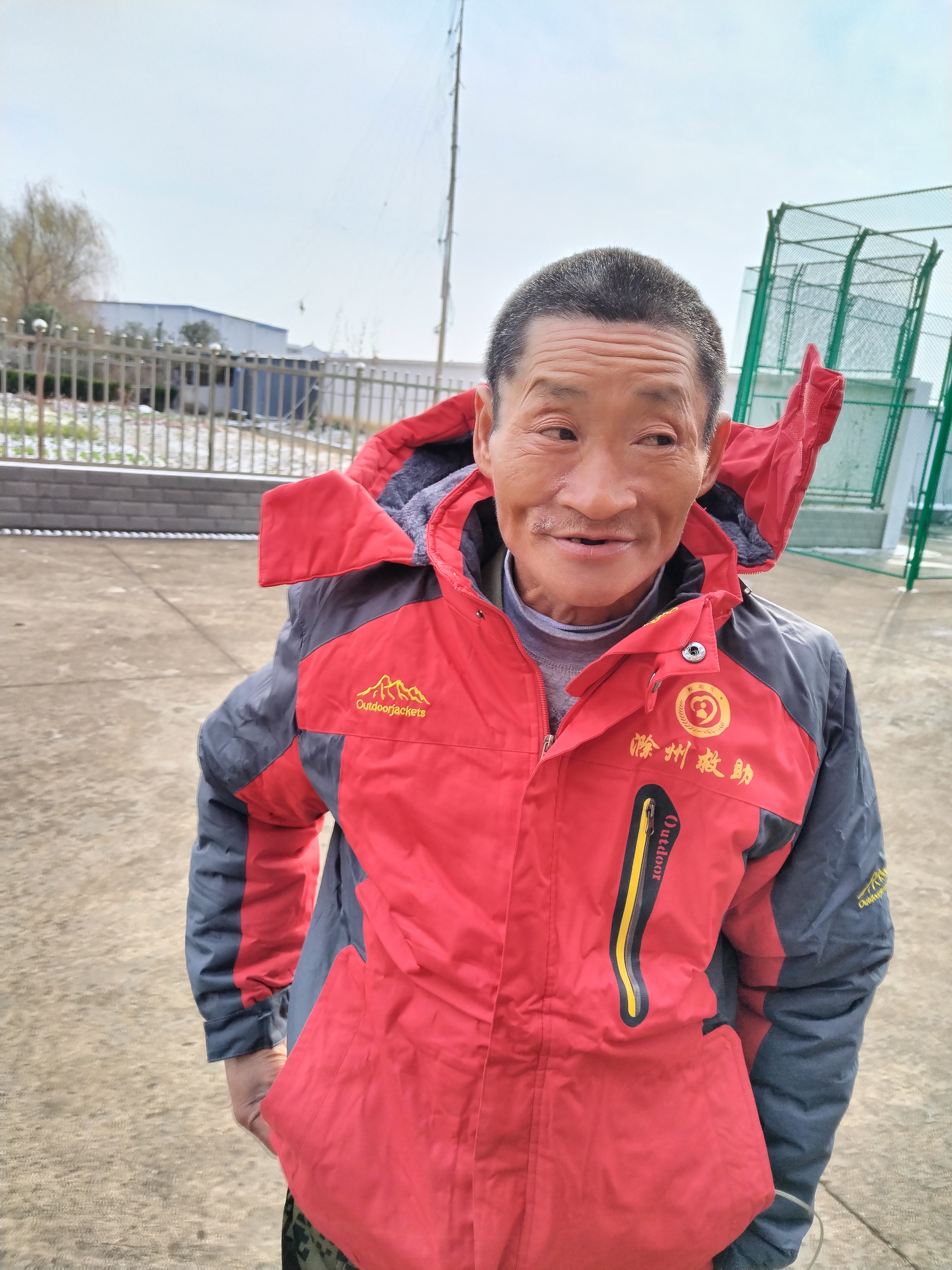 走失者照片 滁州市寻亲：六旬老人被救助，穿黑色...