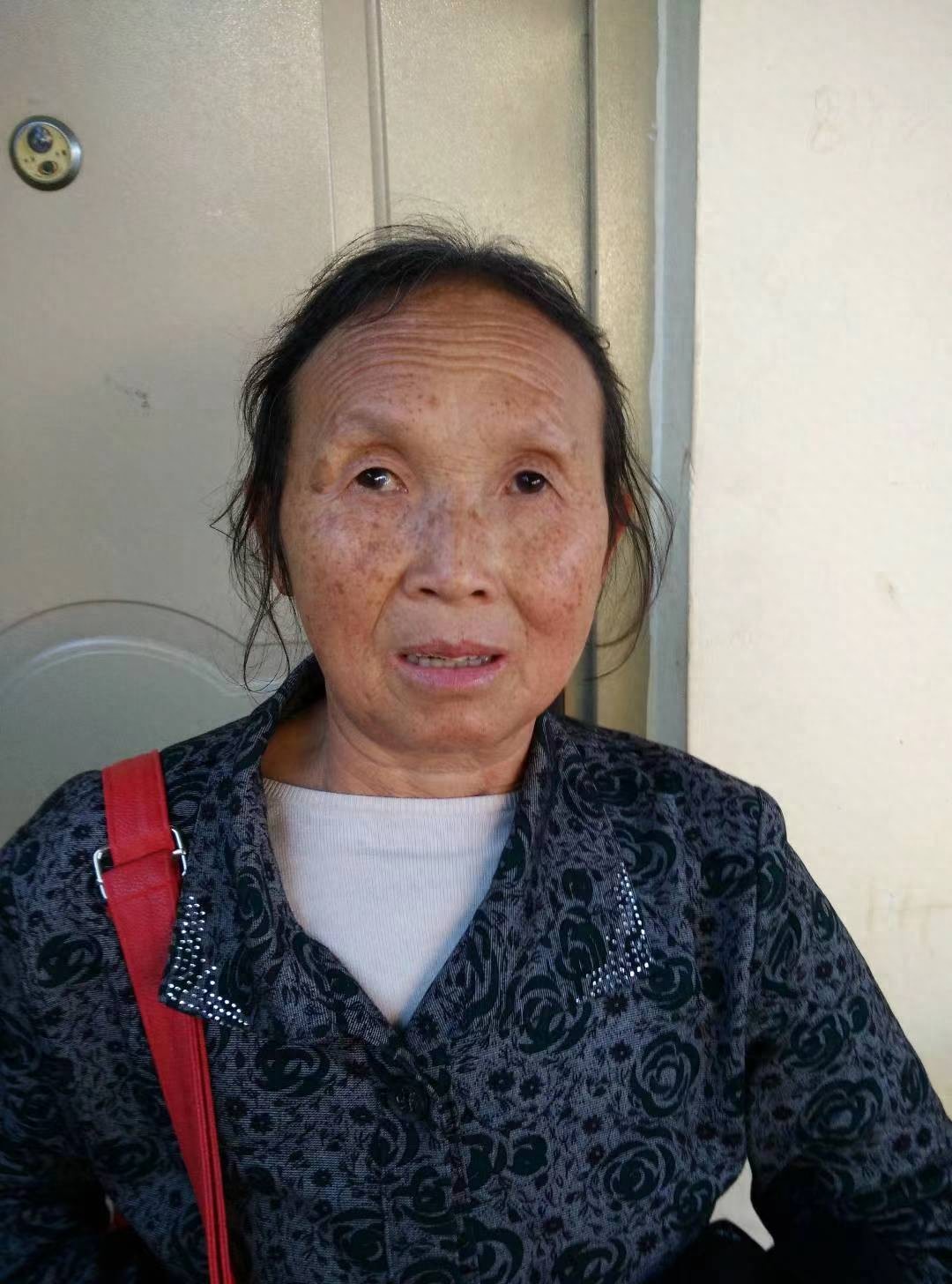 走失者照片 邵阳市急寻：六旬老太走失，戴粉色帽...