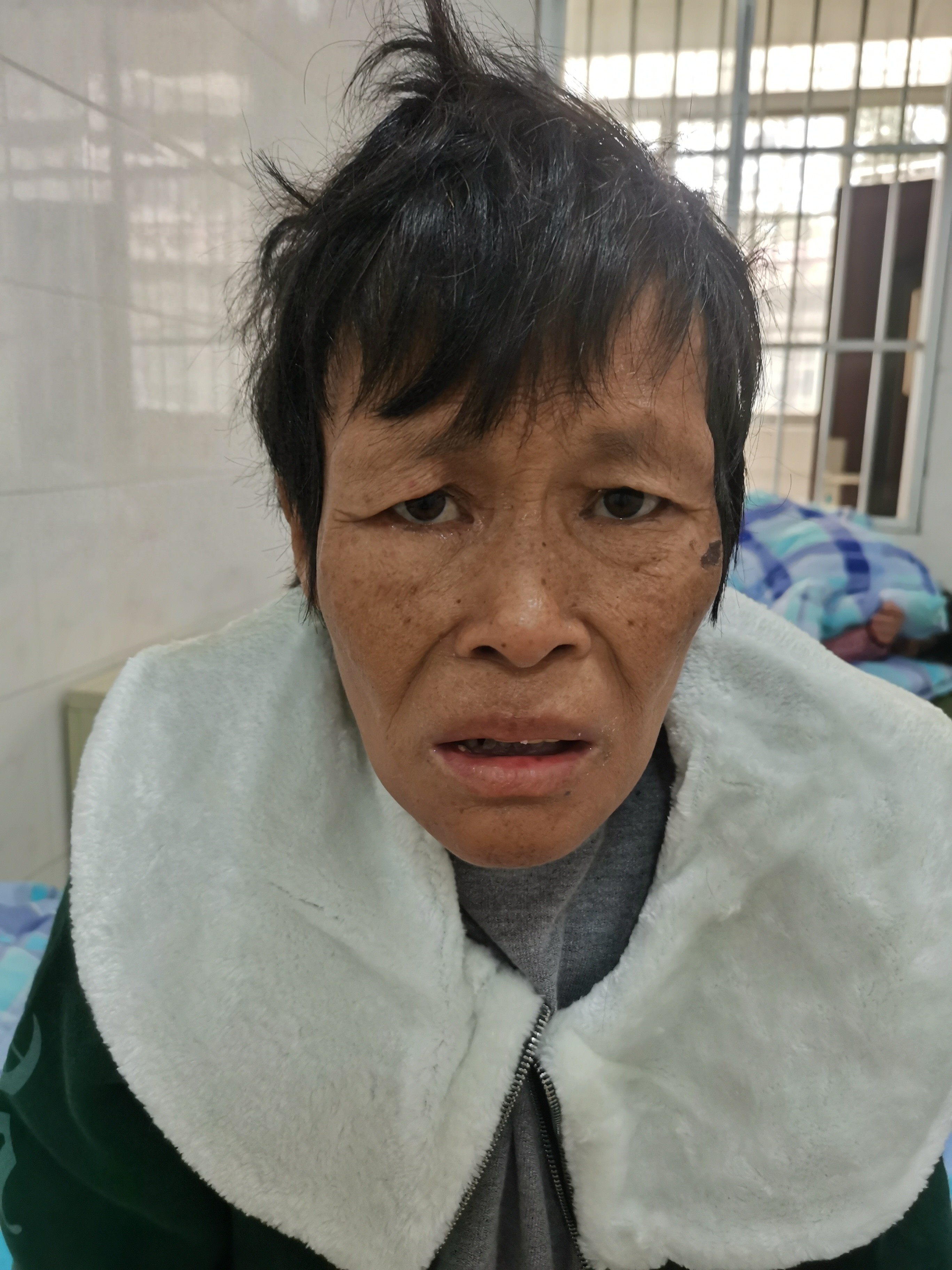 走失者照片 南宁市寻亲：五旬女子被救助，穿灰色...