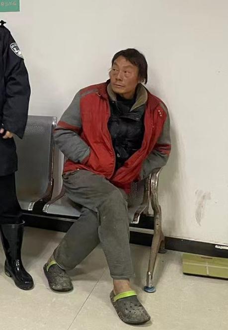 走失者照片 帮他回家：阜阳市五旬男子被救助，穿...