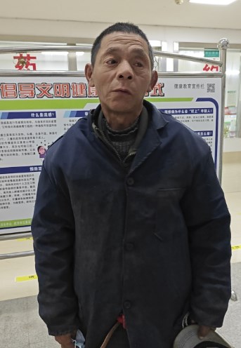 走失者照片 武汉市寻亲：六旬老人被救助，穿黑色...