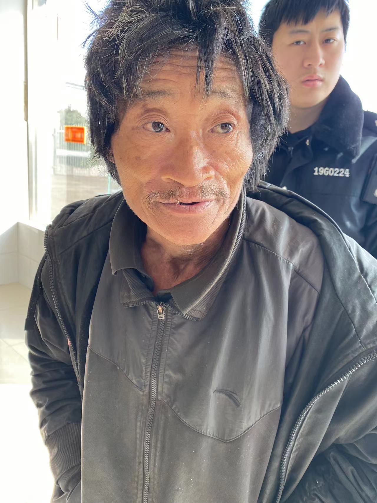 走失者照片 滁州市寻亲：六旬老人被救助，穿黑色...