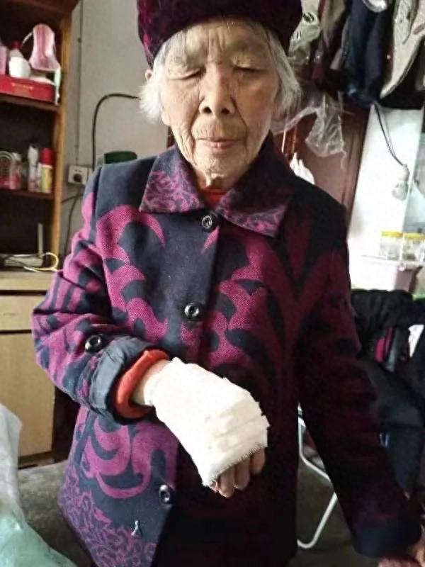 走失者照片 成都市简阳市急寻：七旬老太走失，戴...