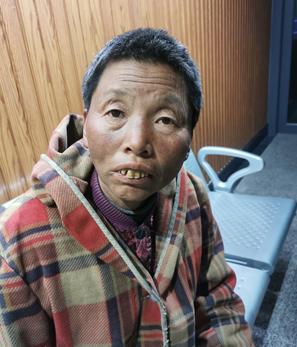 走失者照片 枣庄市寻亲：中年女子被救助，穿格子...