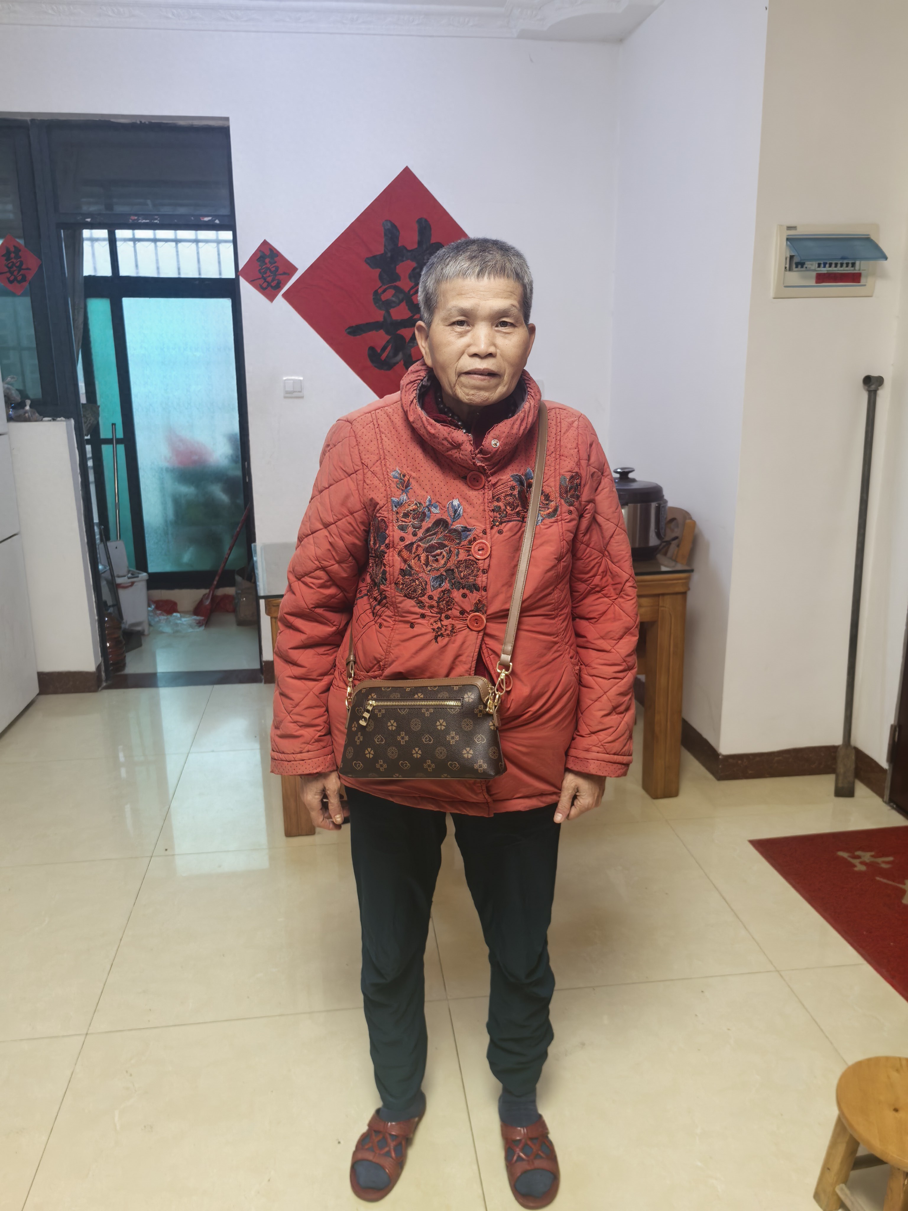 走失者照片 珠海市寻人：六旬老太走失，穿红色格...