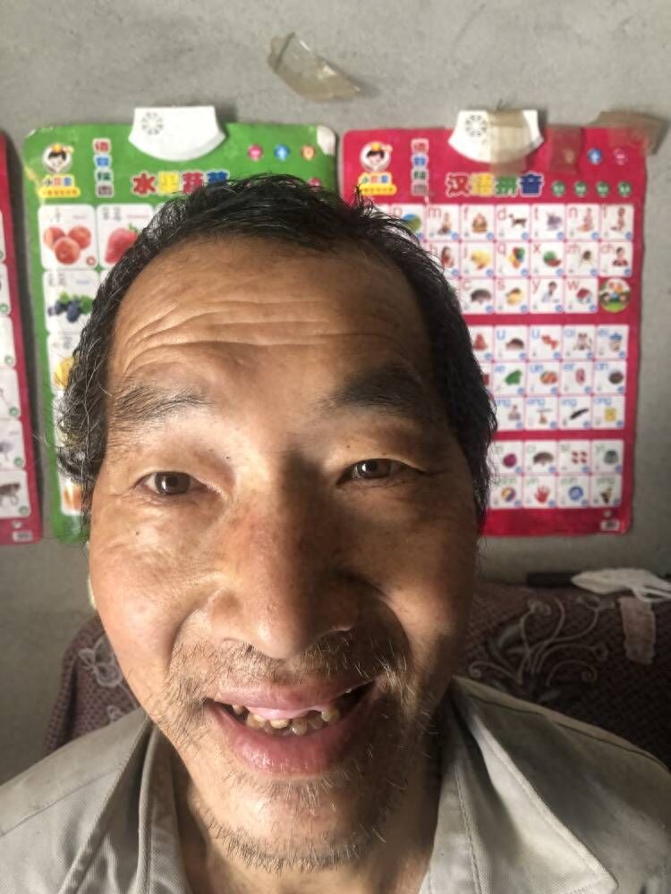 走失者照片 安康市寻亲：六旬老人被救助，穿灰色...
