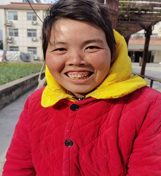 走失者照片 驻马店市寻亲：中年女子被救助，穿红...