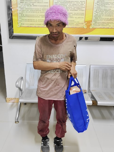 走失者照片 百色市寻亲：五旬男子被救助，穿咖色...