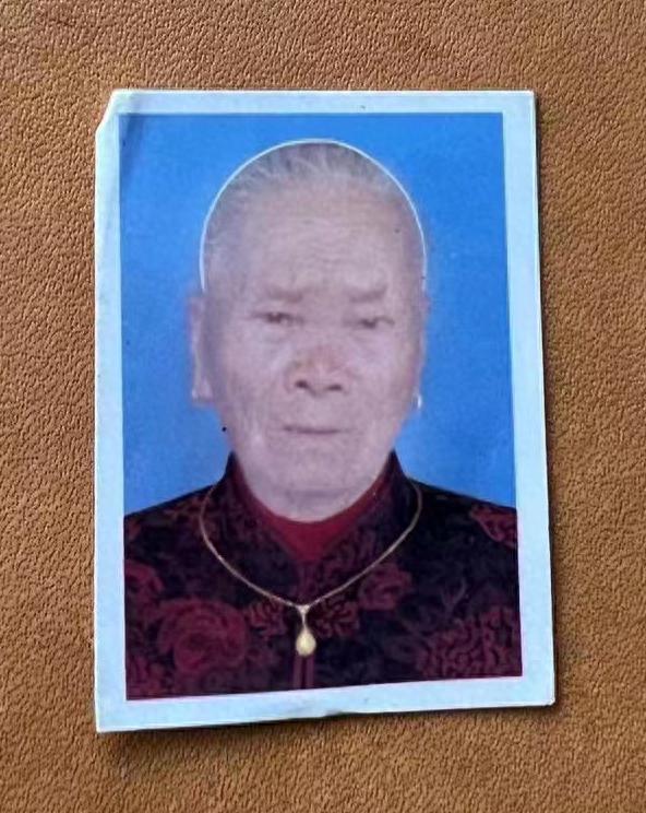 走失者照片 泉州市寻人：九旬老太走失，穿红黑相...