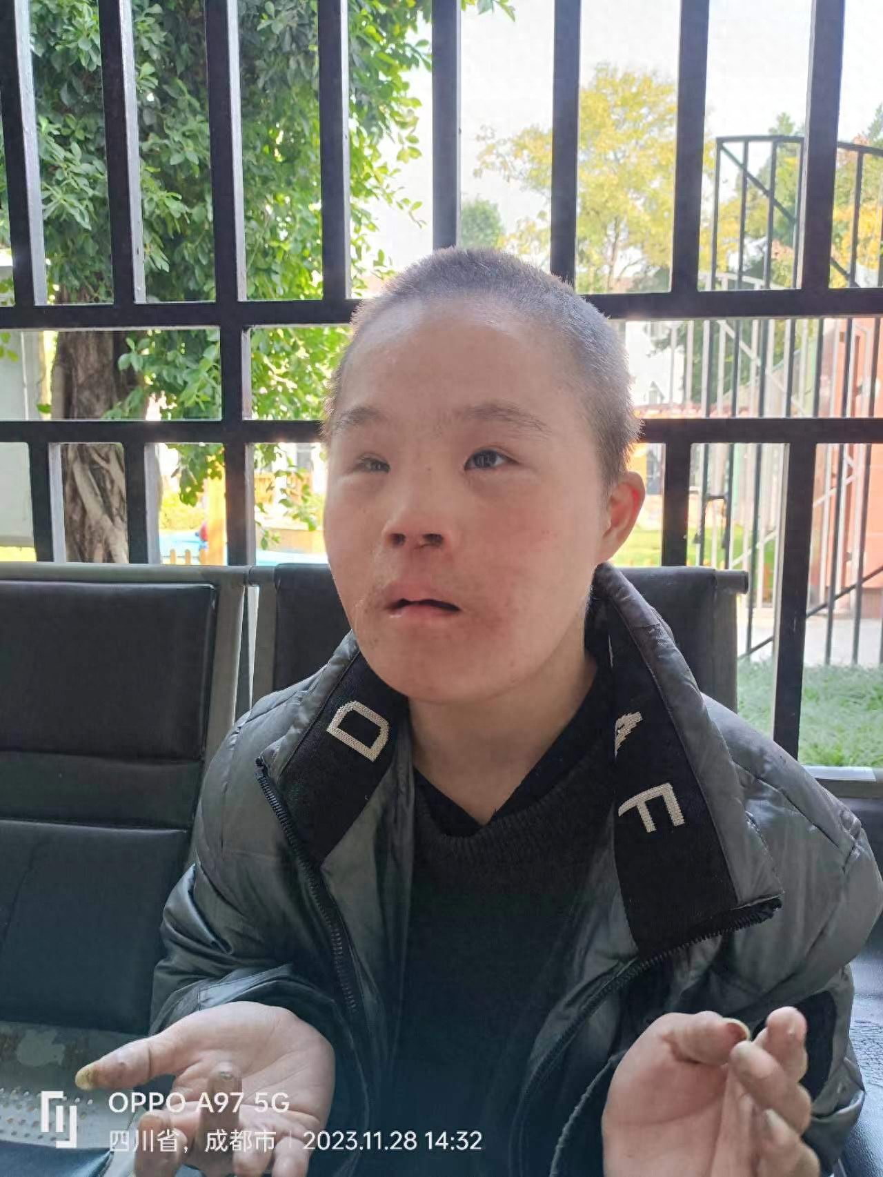 走失者照片 成都市寻亲：15岁男孩失联，穿黑色...