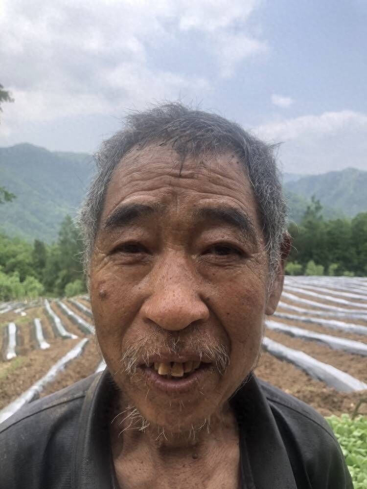 走失者照片 安康市寻亲：六旬老人被救助，穿黑色...