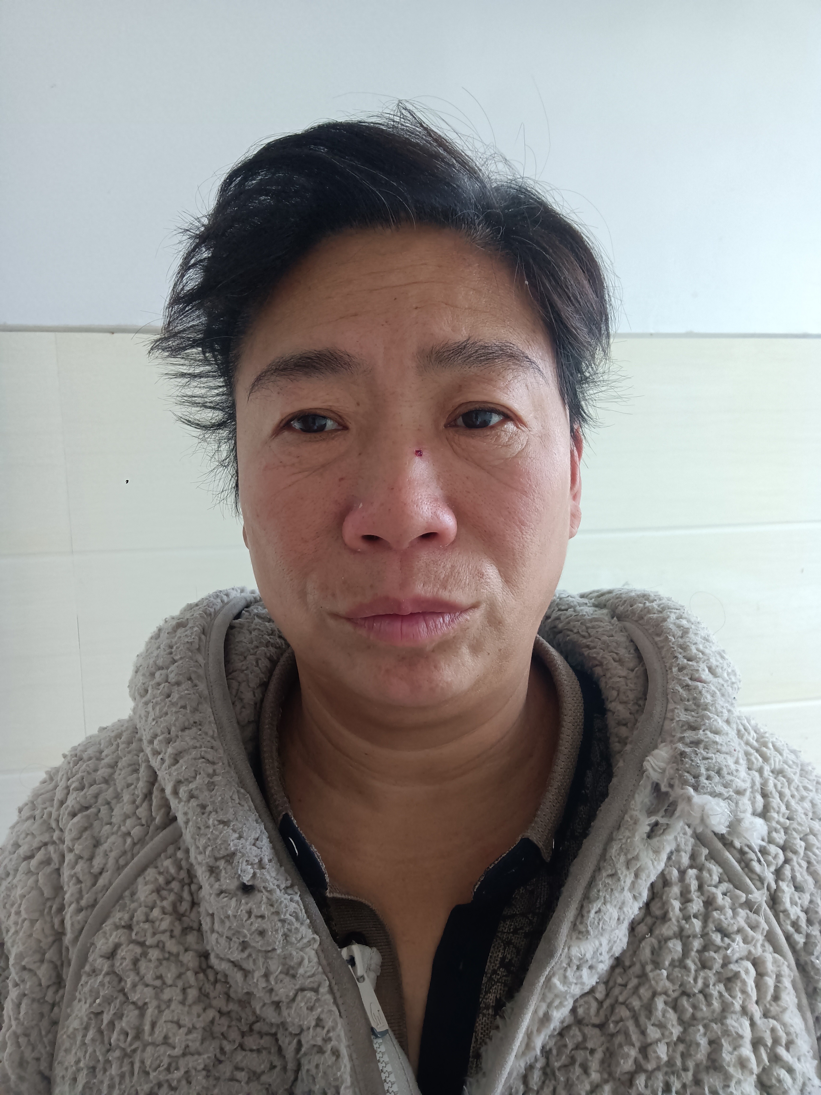 走失者照片 阜阳市寻亲：五旬女子被救助，穿灰色...