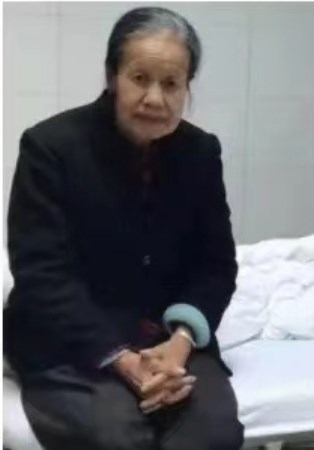 走失者照片 河池市急寻：八旬老太走失，穿紫色格...