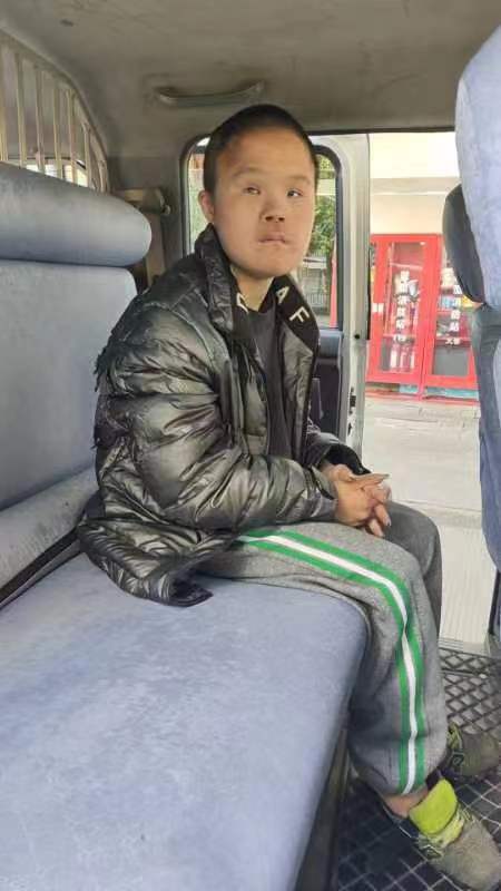 走失者照片 成都市寻亲：15岁男孩失联，穿黑色...