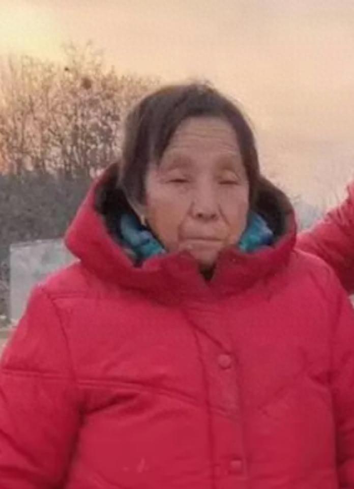 走失者照片 西安市急寻：七旬老太失联，穿黑底红...