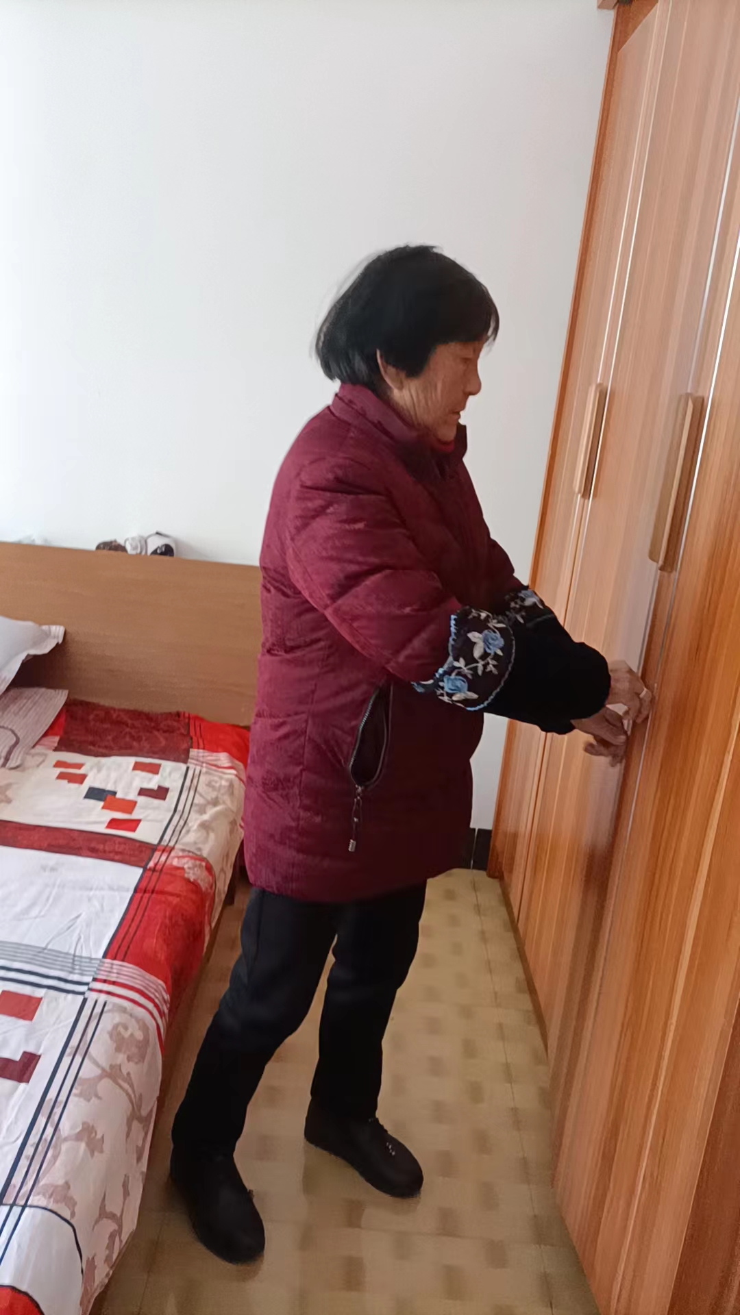走失者照片 合肥市急寻：七旬老太走失，穿紫红色...