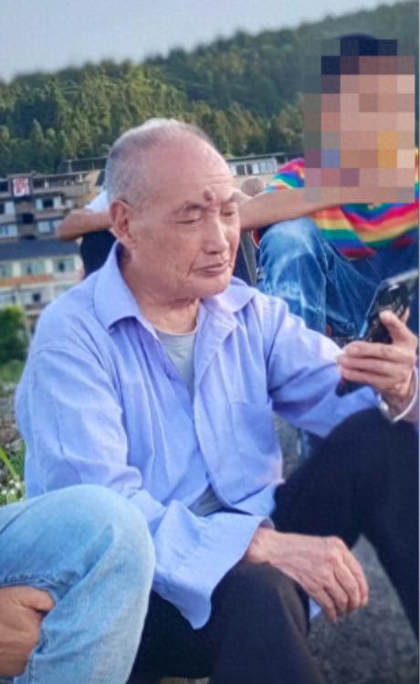 走失者照片 重庆市寻人：八旬老人走失，穿浅蓝色...