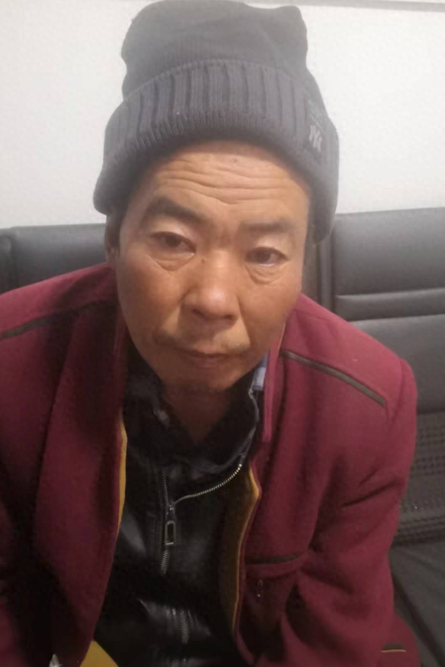 走失者照片 定西市寻亲：中年男子被救助，穿紫红...