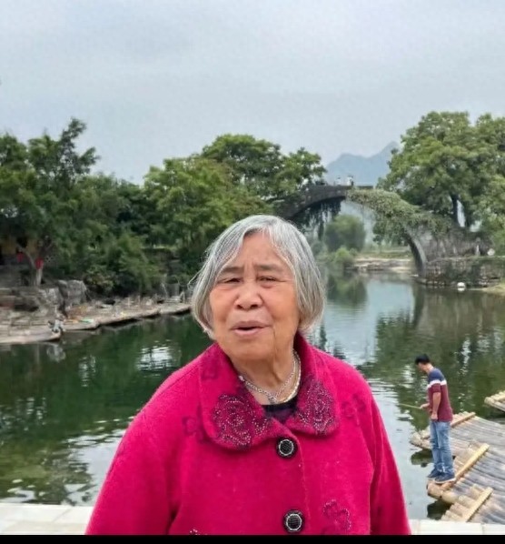 走失者照片 桂林市急寻：八旬老太失联，穿白色外...