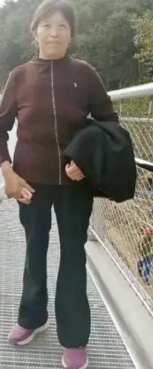 走失者照片 十堰市急寻：六旬老太失联，穿黑色长...
