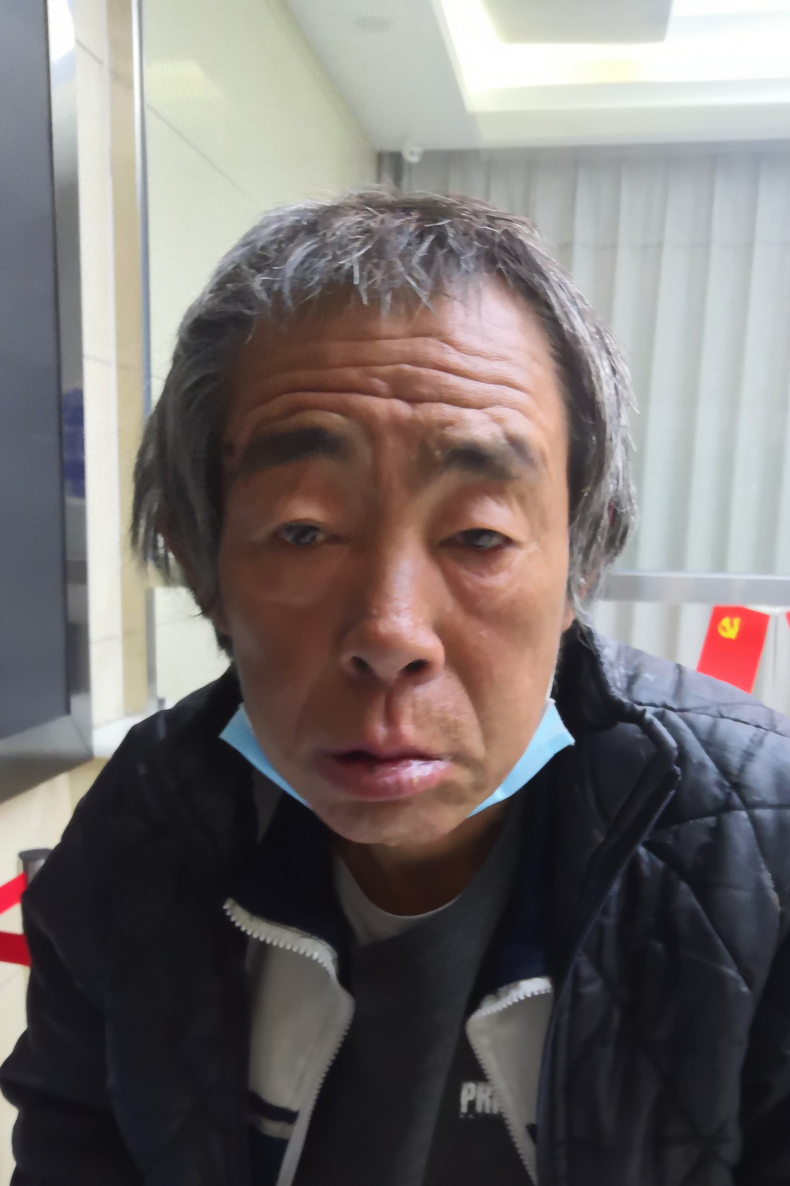 走失者照片 包头市寻亲：五旬男子被救助，穿黑色...