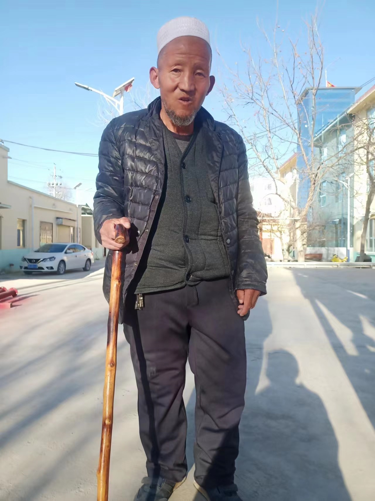 走失者照片 黄南州寻亲：六旬老人被救助，穿黑色...