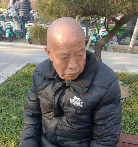 走失者照片 临汾市寻人：七旬老人失联，穿黑色羽...
