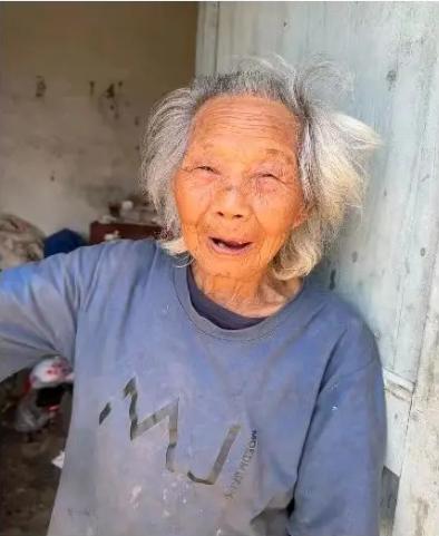走失者照片 蚌埠市寻人：九旬老太走失，穿蓝色上...