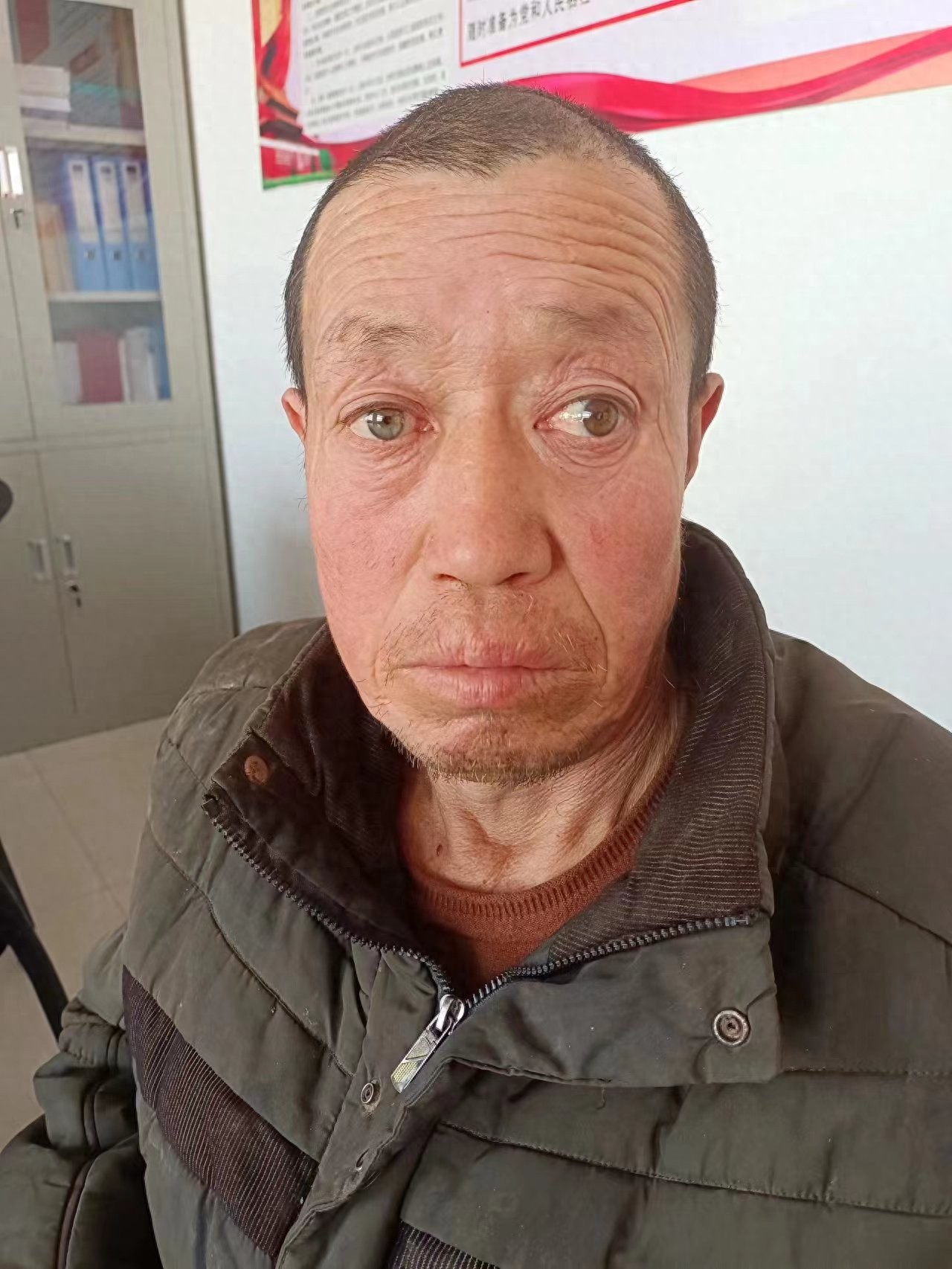 走失者照片 哈尔滨市寻亲：五旬男子被救助，穿军...