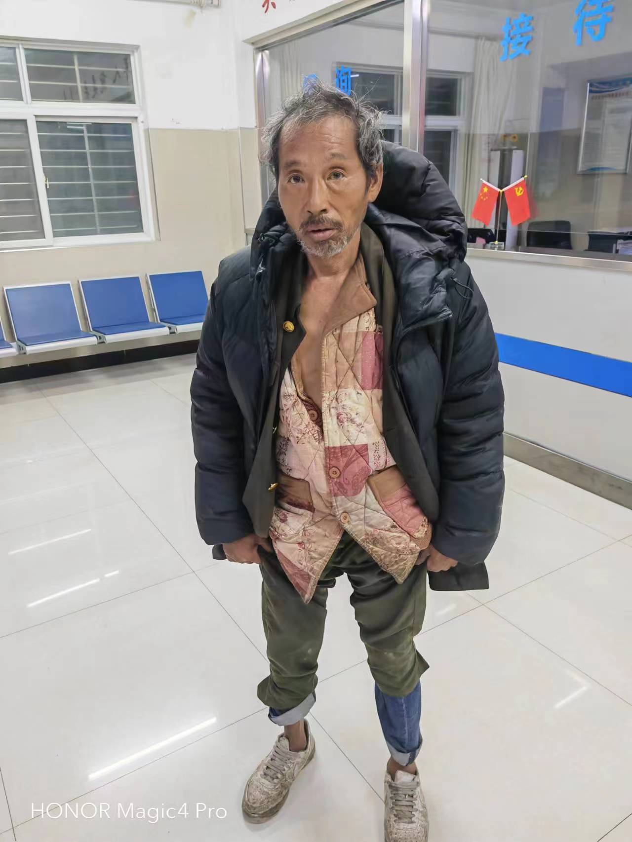 走失者照片 襄阳市寻亲：六旬老人被救助，穿黑色...