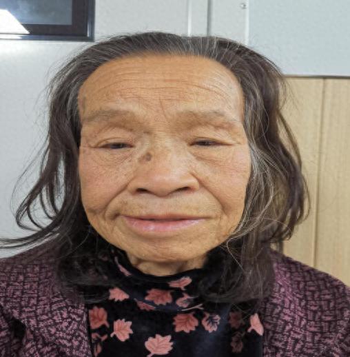 走失者照片 柳州市寻亲：六旬老太被救助，穿棕色...