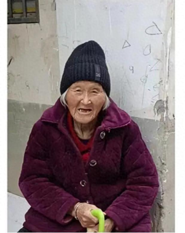 走失者照片 亳州市寻人：九旬老太走失，穿蓝底碎...