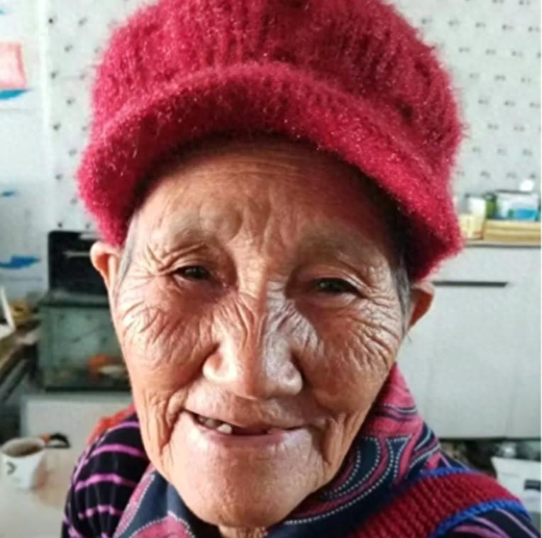 走失者照片 临沧市寻人：八旬老太走失，穿红黑拼...