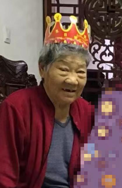 走失者照片 济南市寻人：八旬老太失联，戴红色帽...