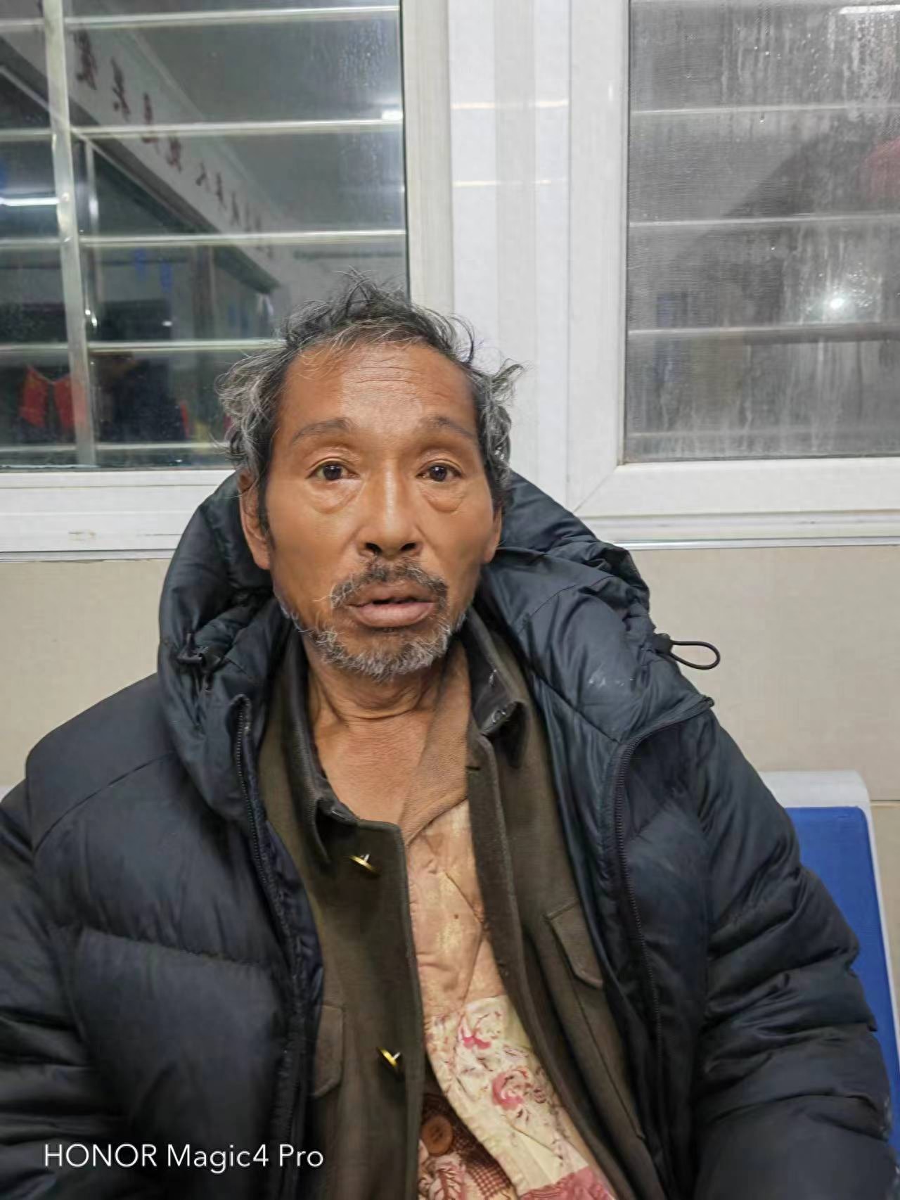 走失者照片 襄阳市寻亲：六旬老人被救助，穿黑色...