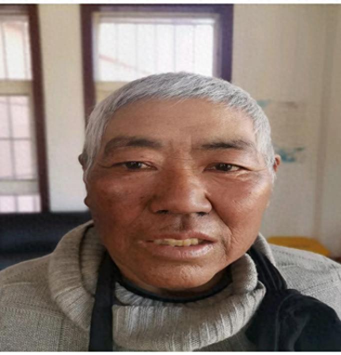 走失者照片 青岛市寻亲：六旬老太被救助，穿灰色...
