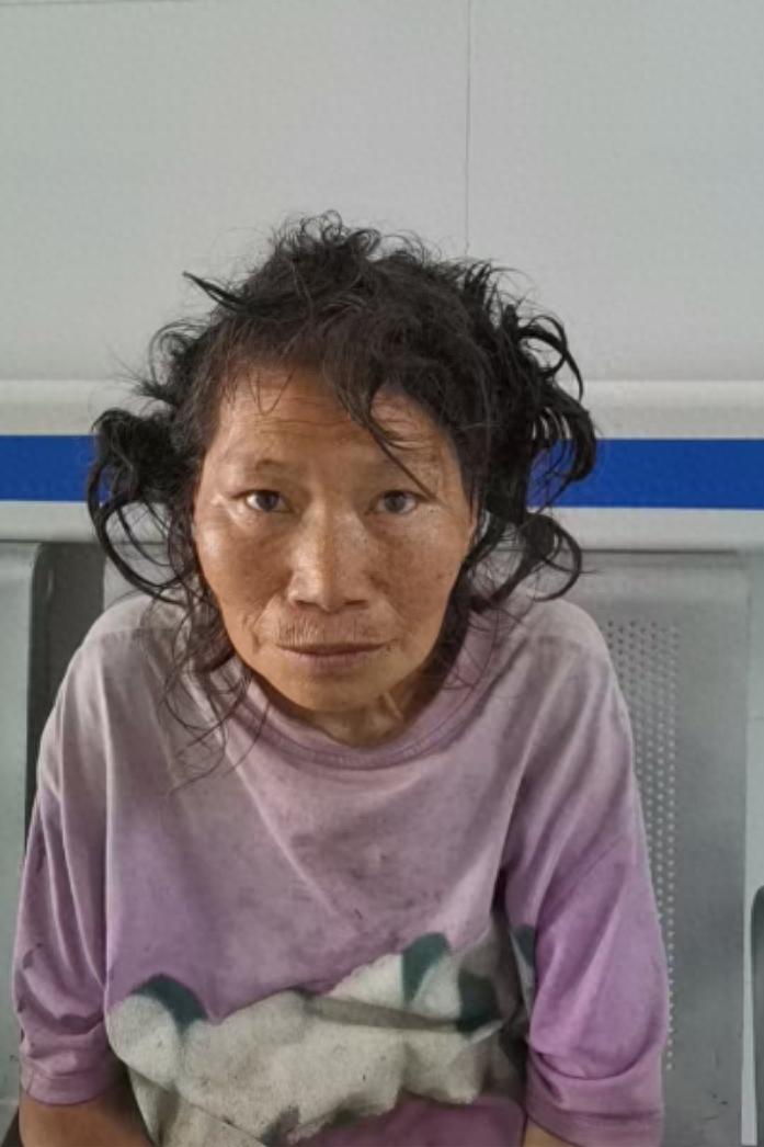 走失者照片 眉山寻亲：五旬女子被救助，穿浅紫色...